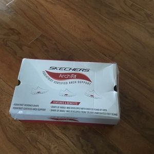 Sketchers Arch Fit,  Size 8 Women’s, Black